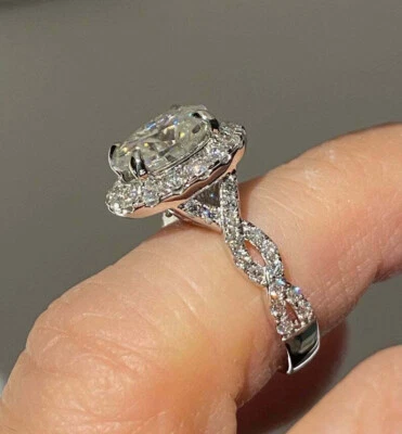 Anillo de compromiso con halo de diamantes ovalados de 2 quilates creado en laboratorio de oro blanco de 14 k Foto 1 de 4