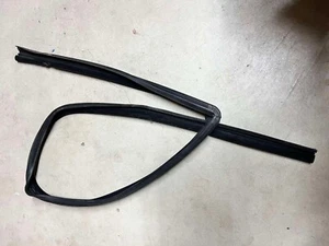 A1647250425 2010-2012 Mercedes Benz GL450 Front Left Door Window Channel Seal - Picture 1 of 2