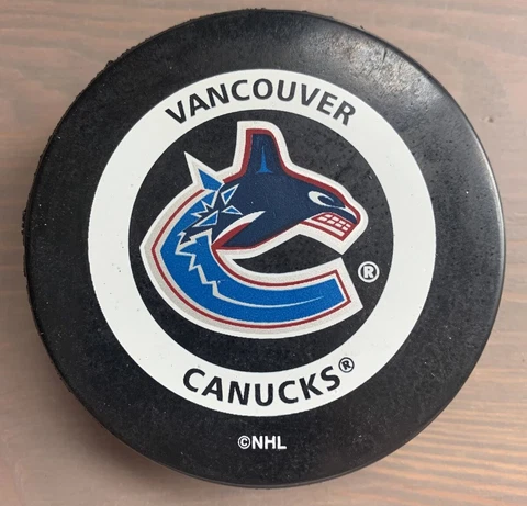 VANCOUVER CANUCKS 2000 NHL Official Game HOCKEY PUCK Bettman Silver Ring Reverse Cover
