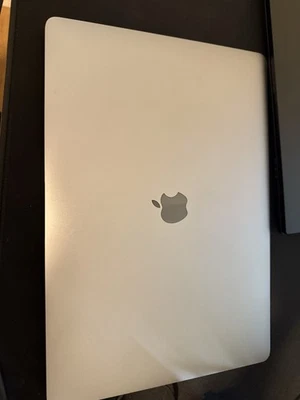 Apple MacBook Pro 2017 | 15,4 Zoll | 1TB | Ram 16 GB | i7 | Mit Touch Bar - Bild 1 von 4