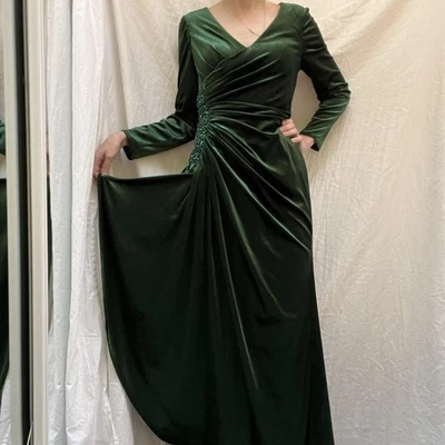 Maxi vestido de terciopelo verde esmeralda con cuentas y detalles fruncidos de JJ’s House Foto 1 de 4