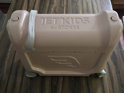Maleta de paseo JetKids by Stokke con caja de cama - cama rosa para niños Foto 1 de 4