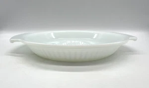 Plato de pastel acanalado vintage Pyrex de 9 pulgadas blanco con vidrio de leche #1460 EE. UU. - Imagen 1 de 4