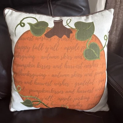 Almohada decorativa de otoño de calabaza 17”x17” naranja y crema con escritura de cosecha Foto 1 de 2