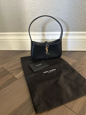 Mini bolso hobo de cuero YSL Saint Laurent Le 5 a 7 - negro Foto 1 de 4