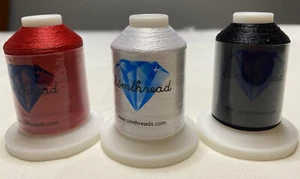 Weiße, schwarze und rote Spulen (je 1) aus neuem Simthread Stickgarn - Bild 1 von 3