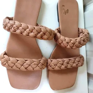 Size 8.5 Women's Beige Tan Slip On Shoes Slide on Sandals Flats Open Toe - Picture 1 of 5