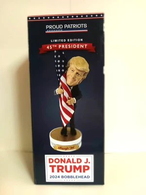 Donald J Trump - Orgullosos Patriotas - Trump Abrazando Bandera 2024 Edición Limitada NUEVO  Foto 1 de 4