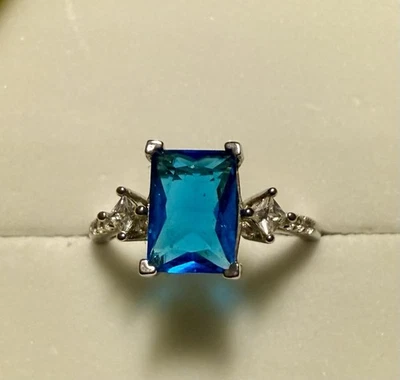 Anillo Bomb Party talla 9 topacio azul aguamarina con detalles de circonita cúbica chapado en rodio Foto 1 de 4