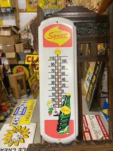 Letrero termómetro SQUIRT de metal vintage con Squirt Boy 27" x 9" SODA COLA GASOIL - Imagen 1 de 10