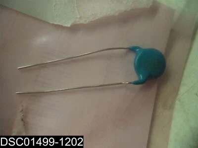 Condensador cerámico Hitachi 0244211 DE1210R102K2K Foto 1 de 3