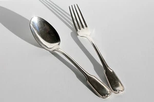 FOURCHETTE ET CUILLERE EN METAL ARGENTÉ - POINCONS - SERVICE DE TABLE - L:18cm - Imagen 1 de 6