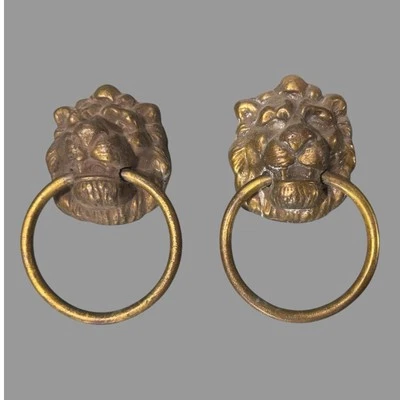 Par de tiradores de cajón o aldaba de puerta grandes de metal fundido con cabeza de león figurativa vintage Foto 1 de 4