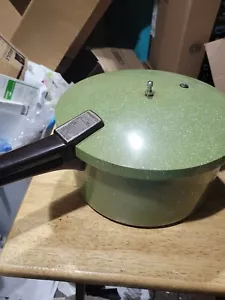 Vintage PRESTO Deluxe Green Pressure Cooker 6 Qt. A619A Speckled - Picture 1 of 9