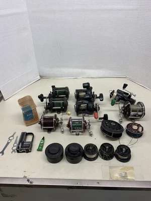 Lote de CARRETES DE PESCA vintage en caja de tarifa plana media Foto 1 de 4