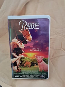Babe A LITTLE PIG GOES A LONG WAY BY UNIVERSAL STUDIOS VHS, 1996 SRQ - Imagen 1 de 2