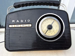 VINTAGE BLACK CLASSIC RETRO AKAI PORTABLE RADIO A60010 - Picture 1 of 14