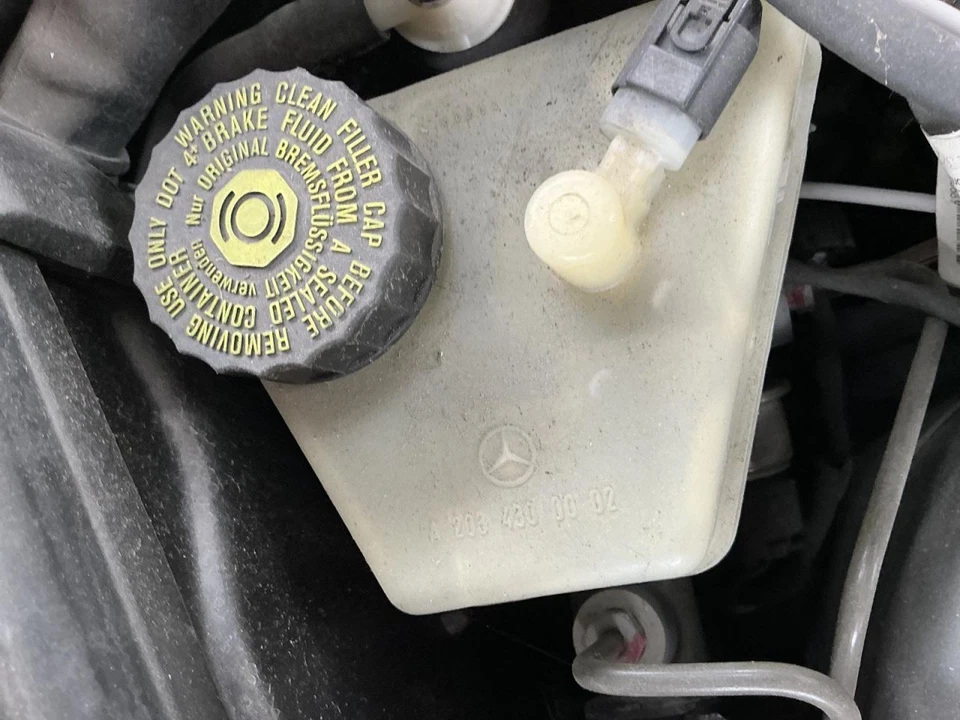 Cilindro maestro de freno 171 tipo SLK350 compatible con 05-11 MERCEDES SLK 4979710 Foto 1 de 1