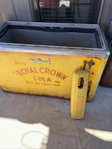 Vintage Royal Crown MACCHINA TAPPO BOTTIGLIA CATCHER DISTRIBUTORE AUTOMATICO SODA Nehi - Foto 1 di 7