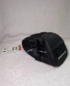 Bolsa de sillín de bicicleta impermeable Schwinn con tubería reflectante, montaje sin herramientas - Imagen 1 de 11