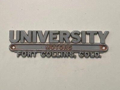 Vintage University MG Datsun Fort Collins Colorado Metal Dealer Badge Emblem Tag - Imagem 1 de 2