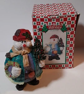 Holiday Collection Schneemann mit Kranz und Baum Figur - im Karton - Bild 1 von 3