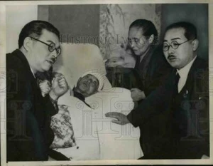 Foto de prensa 1938 Isoo Abe, esposa e Hisashi Azo después del ataque, Tokio, Japón - Imagen 1 de 2