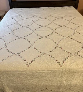 Vintage King Quilt Embroidered Floral Ivory Pink 99” X 110” Shabby Chic Rare - Picture 1 of 9