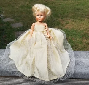 7" VINTAGE PMA PLASTIC MOLDED ARTS~FEMALE~PLATINUM BLONDE~IVORY GOWN/DRESS - Picture 1 of 8