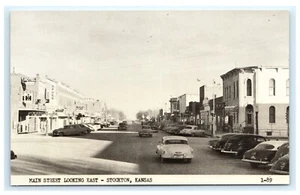 Postal de negocios de autos antiguos Main Street Looking East Stockton KS Kansas G7 - Imagen 1 de 2
