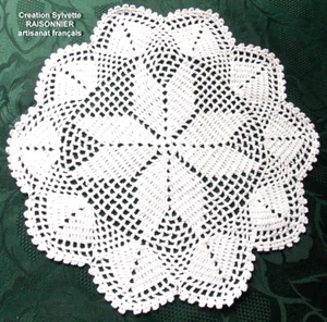 NAPPERON CROCHET MAINCREATION S.RAISONNIER ARTISANAT FRANCAIS  blanc rond 30cm* - Picture 1 of 1