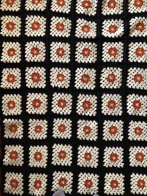 Manta de ganchillo estilo Euphoria Fezco negra blanca floral naranja Foto 1 de 4