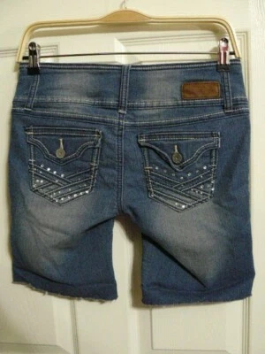 # MULHERES QUASE FAMOSAS 2 (29x8,5) CALÇÕES JEANS-DESGASTADOS-EMBELEZADOS-ESTICADOS - Imagem 1 de 4