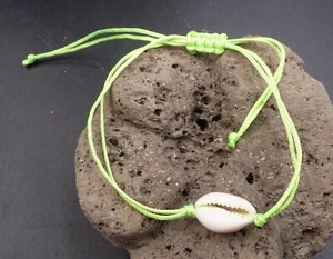 Bracelet bohème vert fluo en coquillage cauri naturel - Imagen 1 de 1