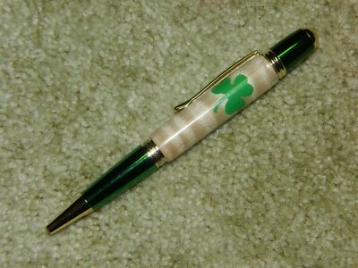 Bolígrafo Giratorio Trébol Verde con Tréboles Montados en Cuerpo de Arce Rizado y Extremos Verdes Foto 1 de 4