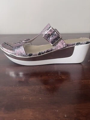 Talla 10 Mujer Reaction Kenneth Cole 2.5 pulgadas Cuña Rosa/Negro Color Piel Serpiente Foto 1 de 4