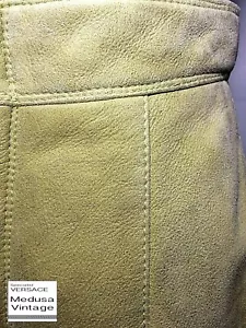 MINI FALDA DE GAMUZA DE CUERO GIANNI VERSACE DE COLECCIÓN '97 BEIGE POR ENCIMA DE LA RODILLA RARA ITALIA - Imagen 1 de 12