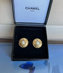 Authentic Chanel gold-plated feather motif pearl clip-on earrings - Picture 1 of 8