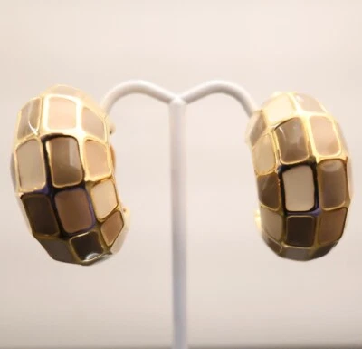 Joan Rivers Pendientes Cuadros Esmalte Taupe Beige Firmado Tono Dorado Huggie Clips Foto 1 de 4