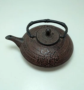 Tetera china vintage de hierro fundido con hojas de arce en relieve con infusor mango de bambú - Imagen 1 de 5