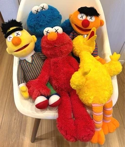 KAWS Sesame Street Peluche UNIQLO Juego Completo Elmo Cookie Monster Big Bird sin etiqueta - Imagen 1 de 24