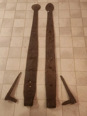 conjunto de 2 dobradiças antigas de ferro forjado à mão do século XIX com pintéis 27" de comprimento - Imagem 1 de 4