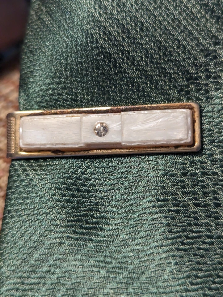 Barra de clip de corbata blanca perlada tono dorado inserción de plástico Foto 1 de 4