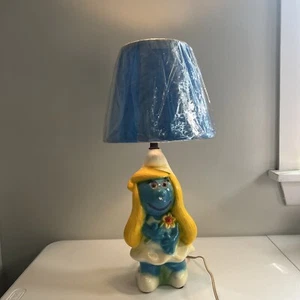 Vintage Schlumpfine Schlümpfe Kreidegeschirr Tischlampe mit Originalschirm getestet funktioniert - Bild 1 von 17