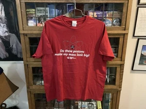Vintage Science and Industry Museum Chicago rotes T-Shirt "Protons Mass Bigger" Gr. XL - Bild 1 von 13