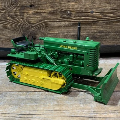 Spec Cast, John Deere MC гусеничный с лезвием, масштаб 1:16, литой - Изображение 1 из 4