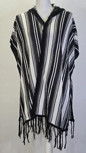 Neu mit Etikett bebe Cape gestreift Ruana Kapuze Einheitsgröße schwarz & weiß Halstuch - Bild 1 von 15