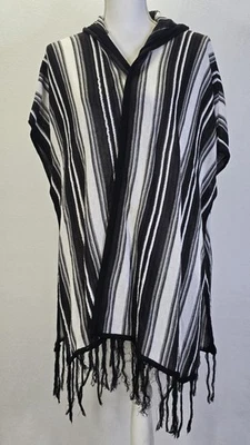 Nuevo con etiquetas Bebe Rayas Ruana Capucha Talla Única Blanco y Negro Capa Envoltura Foto 1 de 4