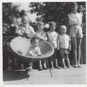 50er Jahre Vintage Foto von 6 Kindern und einem Rattansessel, Fundfotos - Bild 1 von 2