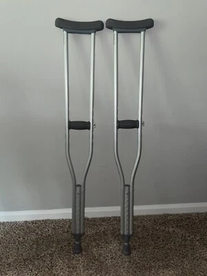 Muletas para axilas McKesson para adultos - 5,2 a 5,10 pies Usuario Foto 1 de 4